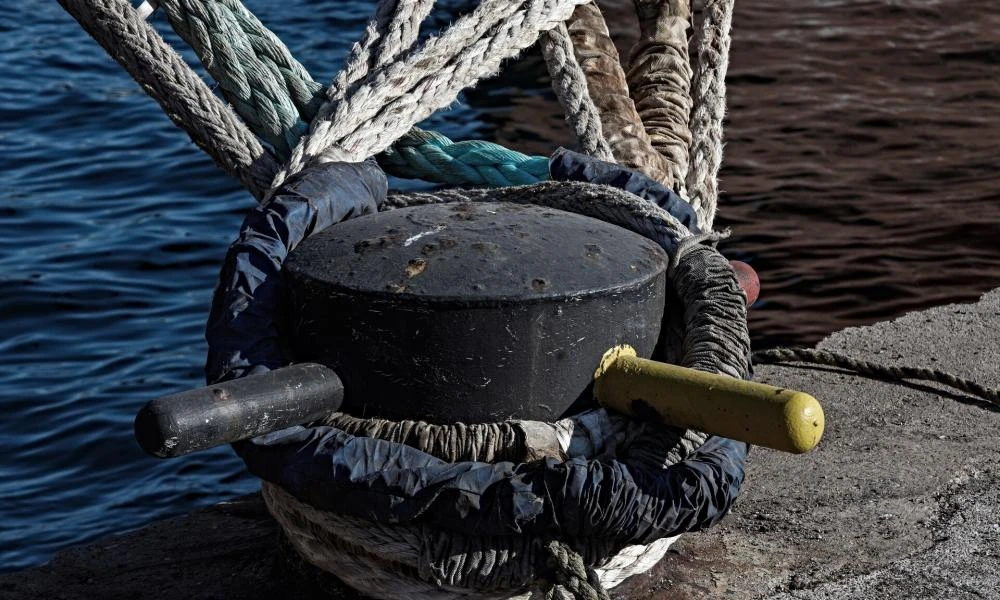 Εύβοια: Εργαζόμενος καταπλακώθηκε από μπουκαπόρτα καραβιού